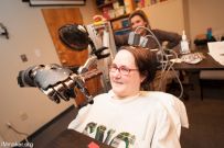 匹兹堡大学新研究让截瘫患者通过机械臂重获触觉